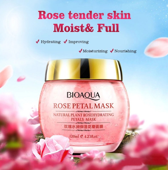 Werbebild der Bioaqua Rose Petal Mask auf einem blauen Hintergrund mit rosa Blüten, hervorgehobene Vorteile wie feuchtigkeitsspendend und pflegend.